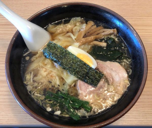 「ワンタンメン (+半餃子」@手もみらーめん十八番の写真