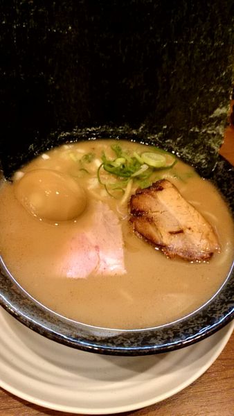 「魚介醤油ラーメン（７５０円） 煮卵無料」@麺バカ息子の写真