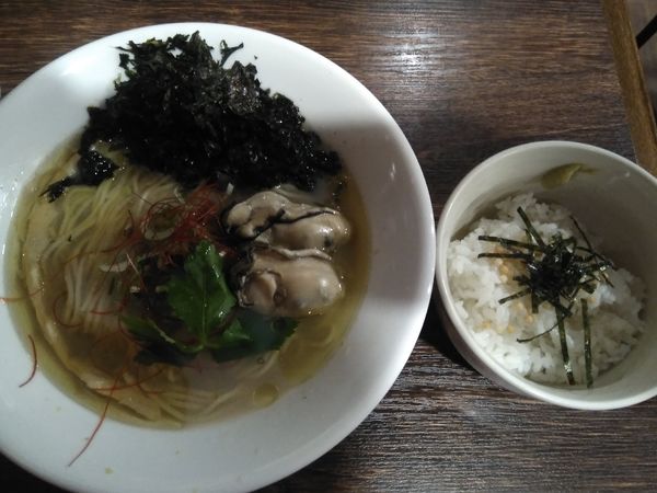 「（冬の限定）ゆず香る牡蠣塩そば¥880＋茶漬けセット¥120」@麺屋 真心の写真