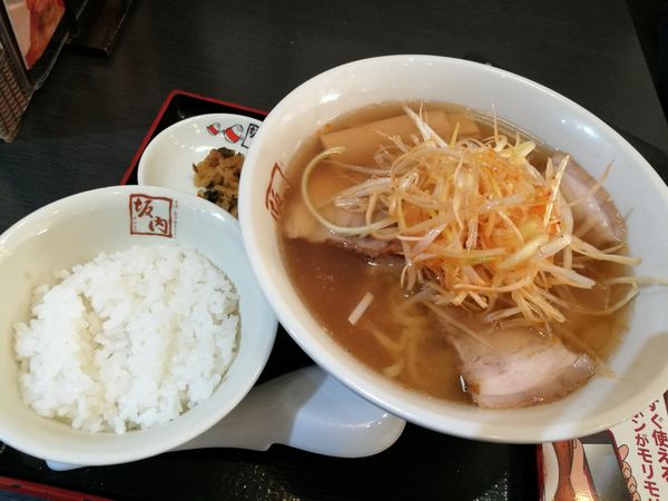 「ねぎラーメン＋サービスライス」@喜多方ラーメン 坂内 浜松町ハマサイト店の写真