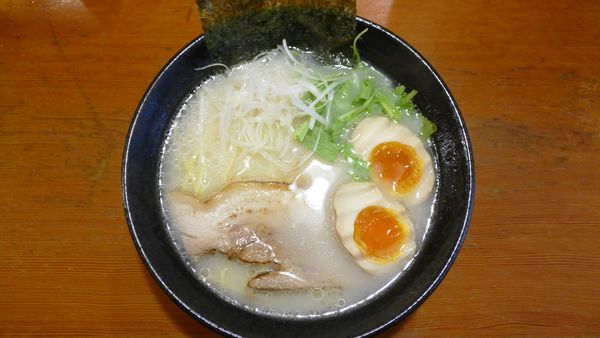 「旨味濃厚牛骨ラーメン～半熟味玉のせ～¥900」@牛骨ラーメン いとう 広尾店の写真