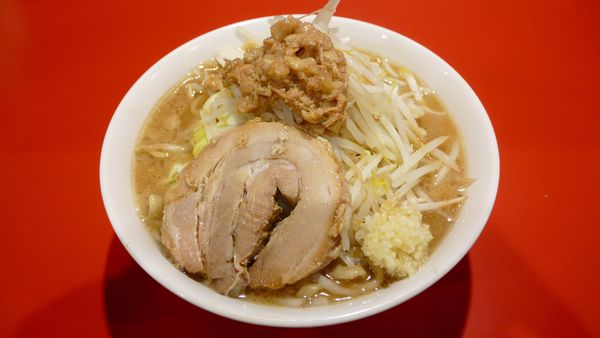 「ラーメン 300g¥750／ヤサイ普通背脂普通 ニンニク¥0」@用心棒 市ヶ谷飯田橋の写真