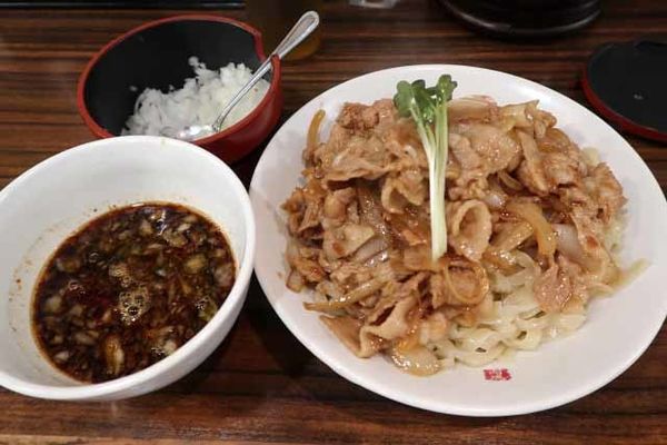 「肉盛りつけ麺並　830円＋無料の肉ちょい増し」@魁 肉盛りつけ麺 六代目けいすけの写真