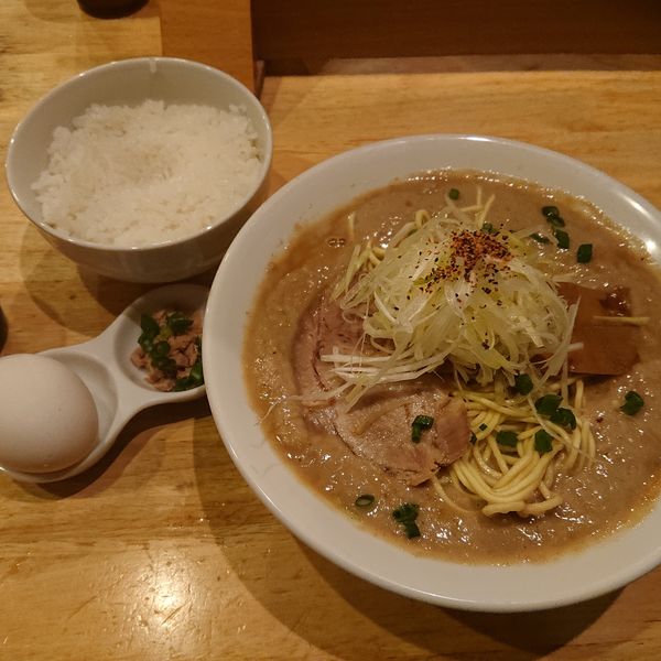 「鶏だくラーメン並+卵かけご飯のセット1000円」@麺屋 極鶏 一乗寺本店の写真