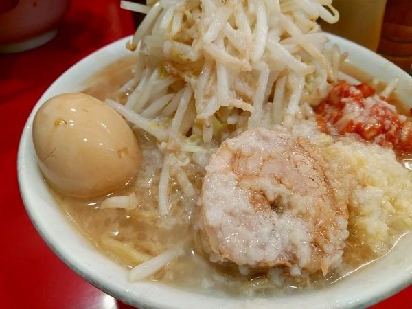 「ラーメン＋味玉（ヤサイニンニクアブラ辛たま）」@用心棒 本号の写真