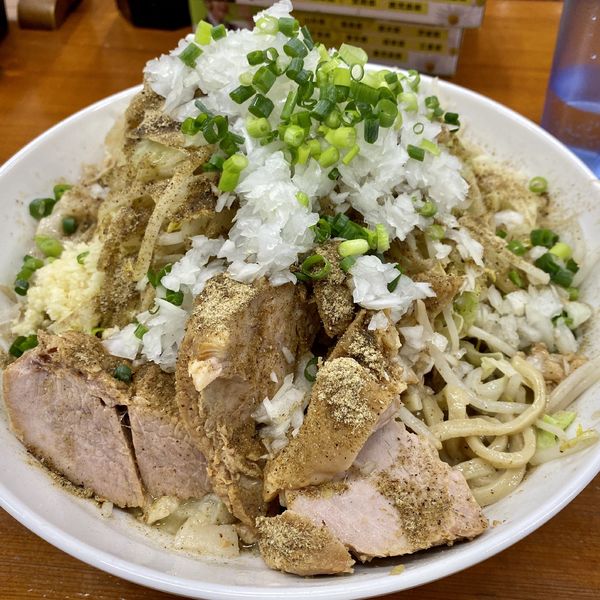 「ニボまぜそば（塩）300g＋豚１枚」@ラーメン富次郎 見和店の写真