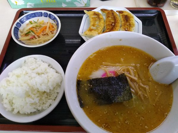 「半ラーメン(味噌) 530円 半餃子セット 300円」@佐野青竹手打らーめん 大関の写真