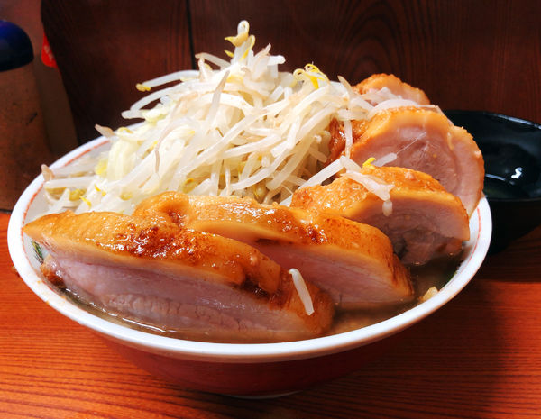 「小豚　生玉子　ヤサイニンニ」@ラーメン二郎 亀戸店の写真