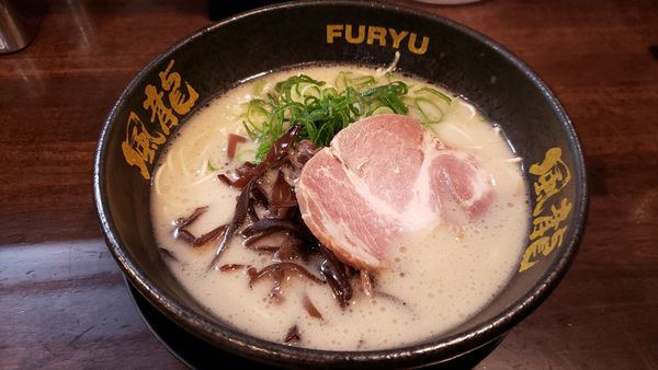 「豚骨ラーメン650円　替え玉2玉無料」@とんこつラーメン 博多風龍 大宮東口駅前店の写真