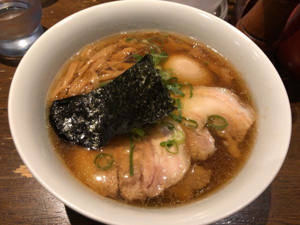 「醤油らぁ麺 + 味付たまご」@支那そばや 新横浜ラーメン博物館店の写真