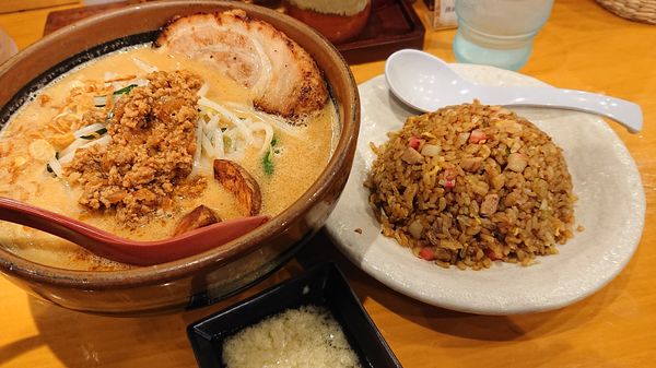「北海道味噌・チャーシュー・味噌炒飯」@麺場 田所商店 川口店の写真