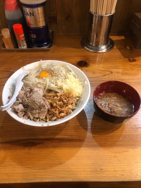 「汁なし麺（ニンニクマシマシ）＋味つき脂」@麺とび六方 長野店の写真