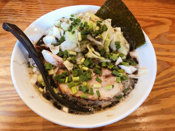 「らーめん＋キャベツ黒ラー」@富士らーめんの写真