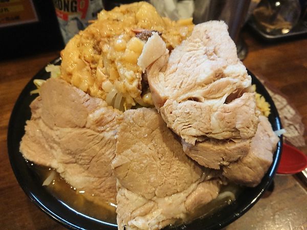 「ラーメン大 豚増 ラスト」@ガチ盛りラーメン アオイローの写真