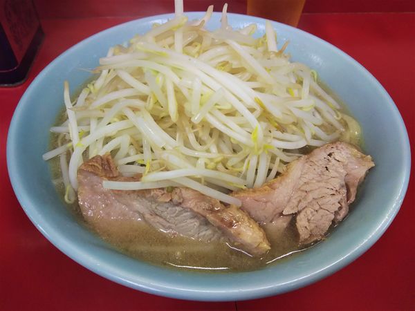 「ラーメン（少なめ、ヤサイ）￥750」@ラーメン二郎 新宿歌舞伎町店の写真