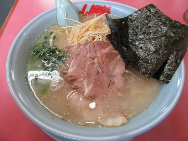「塩ネギチャーシューメン中盛（１１３０円）」@ラーメン山岡家 つくば中央店の写真