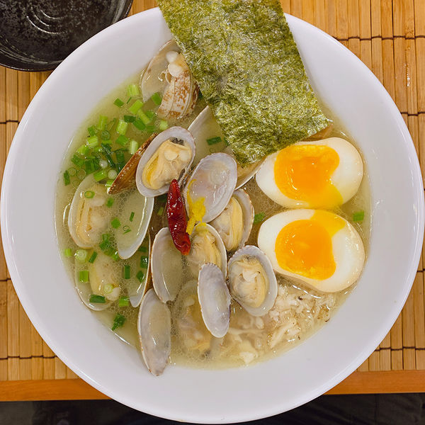 「鯛と浅利の塩らーめん+味玉」@鯛塩らーめん 狛龍の写真