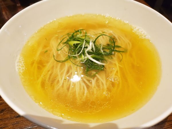 「美瑛産小麦の塩らぁ麺1000円」@支那そばや 新横浜ラーメン博物館店の写真