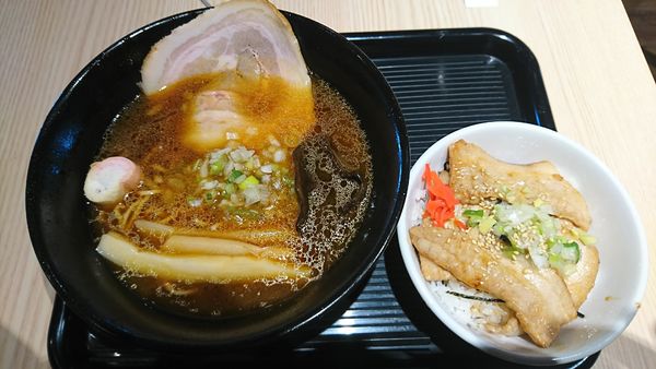 「焙煎ネギ醤油＋ミニ豚丼  １１００円」@らーめん 鷹の爪 旭川空港国際線ターミナル店の写真