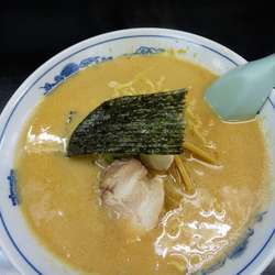 山茂登ラーメン1050円(ニンニク･納豆･玉子)
