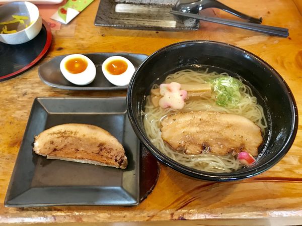「塩ラーメンたまごチャーシュートッピング」@彩心の写真