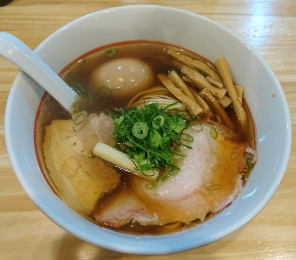 「らーめん正油＋味玉」@川の先の上の写真