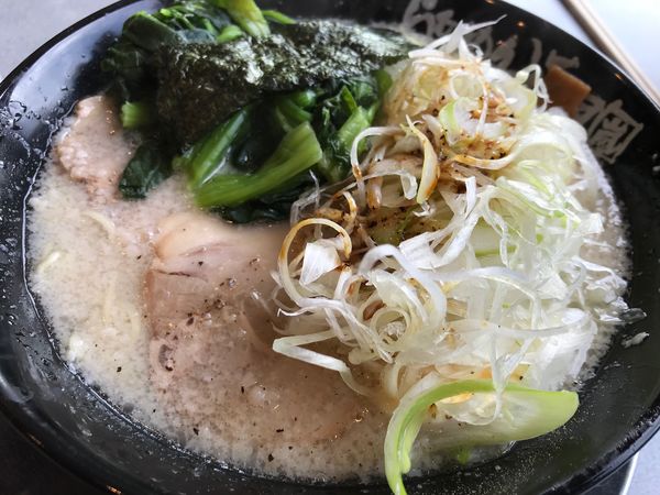 「嵐げんこつラーメン塩（シャキネギ・ほうれん草）」@らあめん花月嵐 ひたちなか高場店の写真