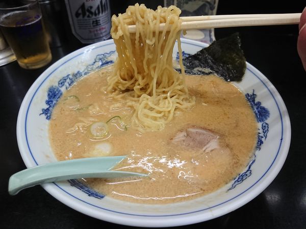 「山茂登ラーメン1050円(ニンニク・玉子・納豆入り)＋ビール」@手造りラーメン 山茂登の写真