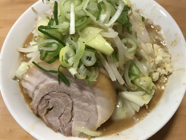 「らーめん 豚1切れ付(野菜からめにんにくアブラねぎ)」@ちばから 郡山店の写真