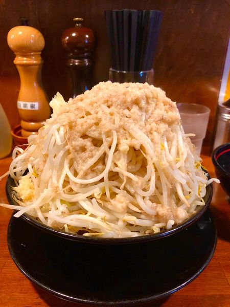 「肉そば690円ヤサイアブラマシ麺固め生卵50円」@肉そば千の写真