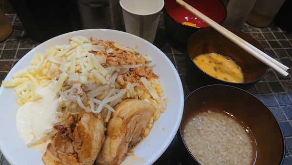「マゼロー(小) 豚2枚」@まぜそば(麺)マゼロー 小岩店の写真