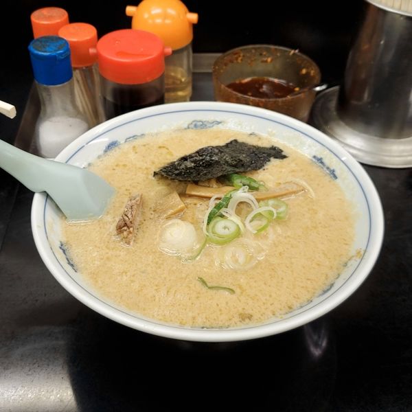 「山茂登ラーメン（納豆、ニンニク、玉子入り）」@手造りラーメン 山茂登の写真