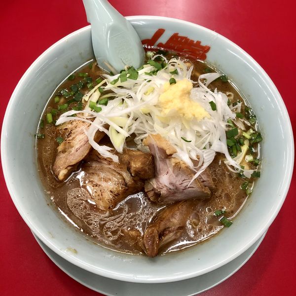 「【期間限定】豚バラ生姜醤油らーめん￥910」@山岡家 川島店の写真