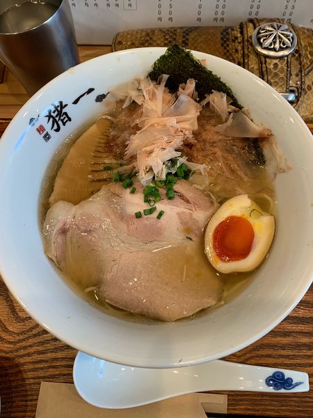 「追い鰹そば(白醤油)赤玉味付け玉子入り(半玉)」@麺屋 猪一 離れの写真
