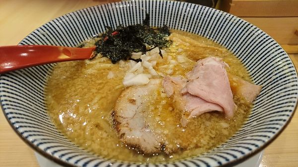 「【昼】背脂醤油らー麺」@焼きあご塩らー麺 たかはし 渋谷店の写真