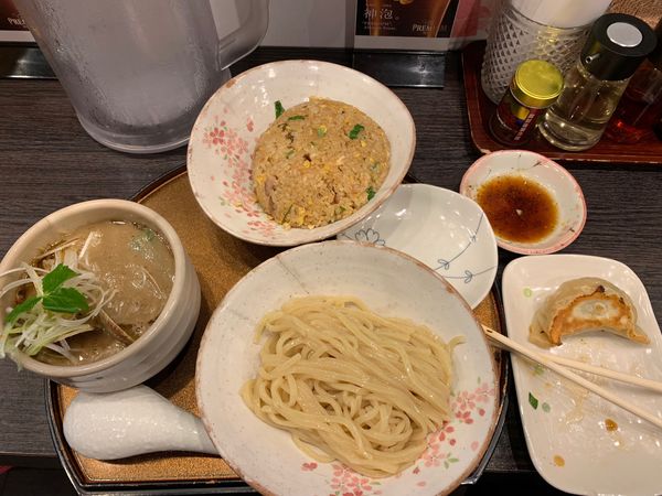 「鶏と貝のつけ麺(麺半分)+半炒飯+餃子3個(計1500円)」@チラナイサクラの写真