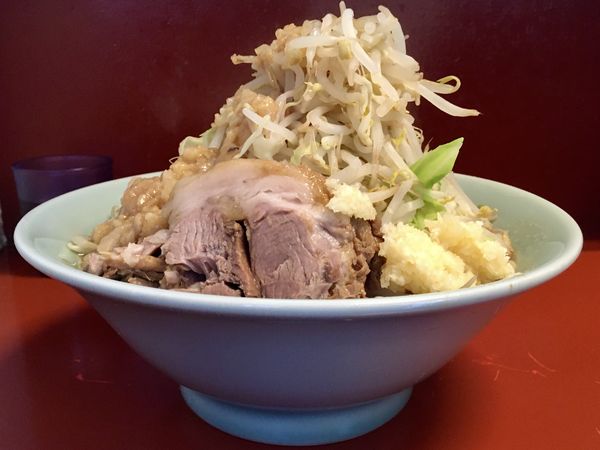 「中ラーメン300g 野菜増し」@立川マシマシ 5号店（神保町店）の写真
