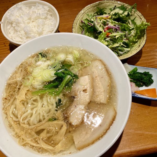 「しおラーメン　サラダセット」@coconoraの写真