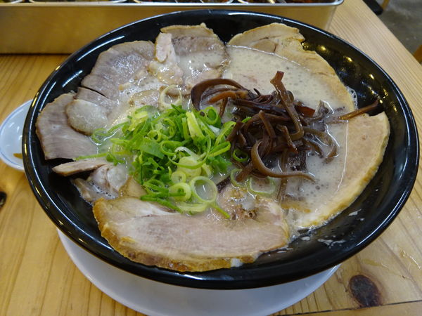 「肉盛ラーメン800円」@博多元気一番！！ 春吉1丁目1-1店の写真