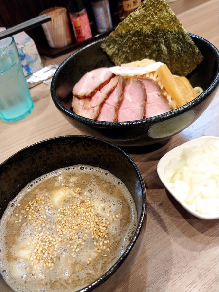 「DHA(鮮魚)つけそば・チャーシュー＆ワンタン＆たまねぎ増し」@煮干乃宴の写真