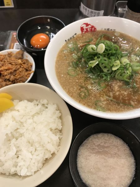 「ラーメン、並、生卵、キムチチャーシュー」@京都銀閣寺 ますたにラーメン 日本橋本店の写真