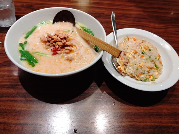 「本日の日替わり①(豚骨辛味ラーメン＋五目チャーハン)800円」@上海華龍 ヤマダ電機LABI1高崎店の写真