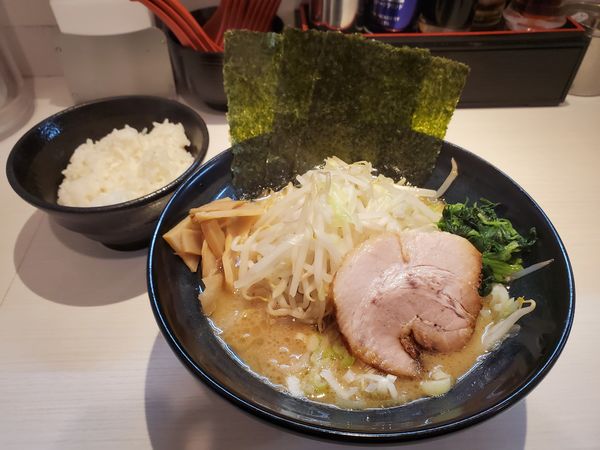 「醤油豚骨ラーメンご飯付き780円」@ゴル家 伊勢佐木モール店の写真