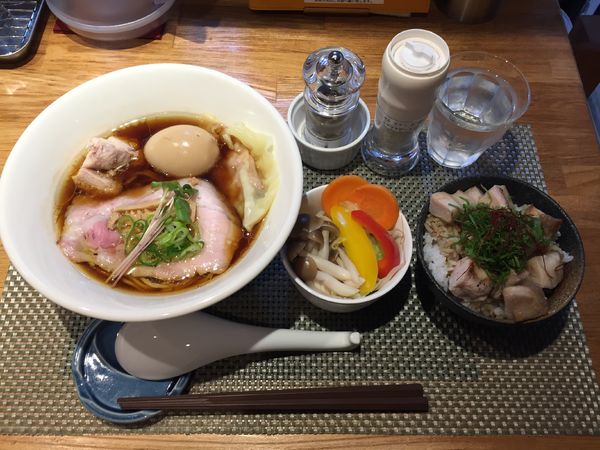 「旨味鶏だし特製・醤油＋温野菜＋もち豚の炙りチャーシューごはん」@生粋 花のれんの写真