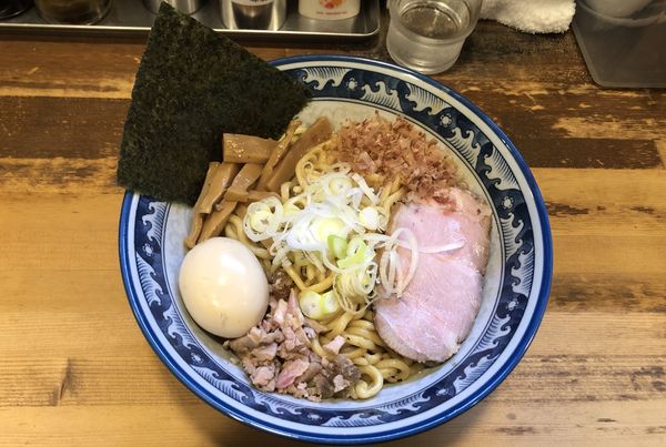 「油そば +燻製味玉子」@兎に角 松戸店の写真