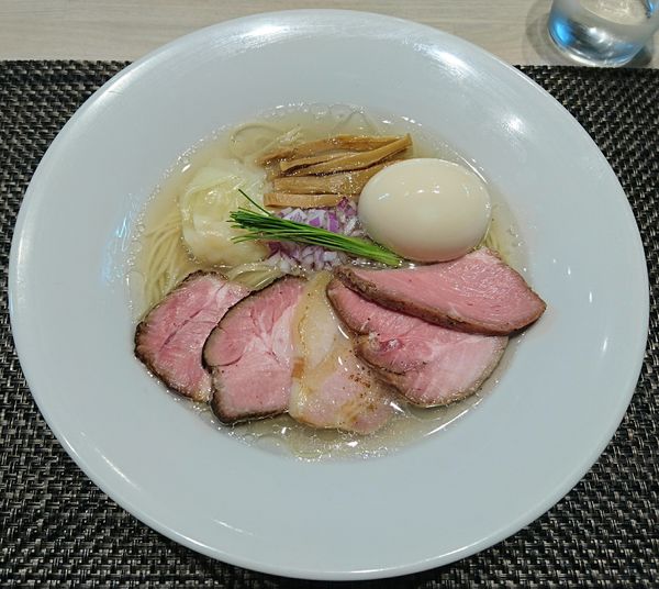 「特製中華蕎麦＜塩＞」@宍道湖しじみ中華蕎麦 琥珀 東京本店の写真