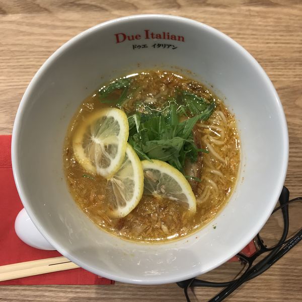 「レモンらぁ麺 ハーフサイズ レモン３辛」@due Italian 溝口の写真