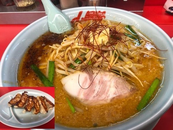 「【期間限定】もやし味噌ラーメン中盛り餃子セット1330円」@ラーメン山岡家 阿見店の写真