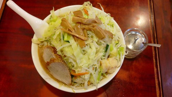 「ビックラーメン 正油¥900／卓上ニンニク¥0」@ビックラーメン 虎ノ門店の写真