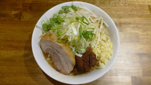 「らーめん豚一切れ¥980／にんにく、ねぎ¥0」@ちばから 経堂店の写真